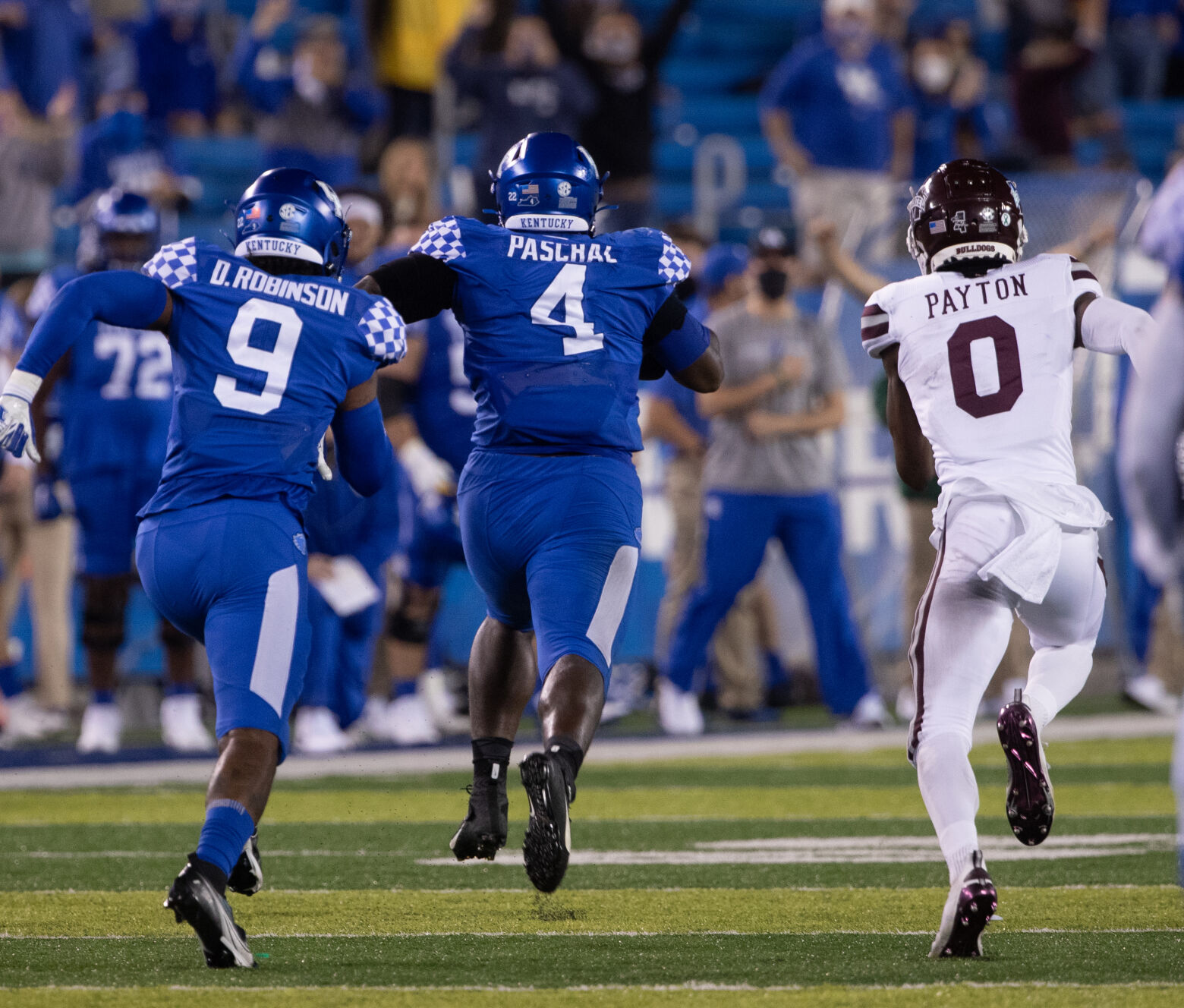 Kentucky Wildcats defensive end Joshua Paschal returns an interception